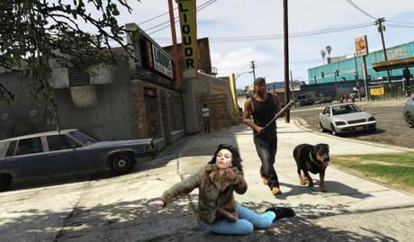 Scarlett Johansson tombe la tête la première (face-plant)