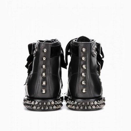 Les pompes du jour : les boots romantico-punk Saint Laurent...