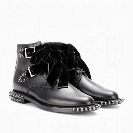 Les pompes du jour : les boots romantico-punk Saint Laurent...