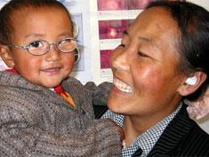 Enfant asiatique avec ses nouvelles lunettes