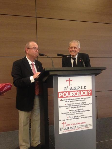 Bernard Antony remet le prix de l'AGRIF 2013 au Docteur Dor 