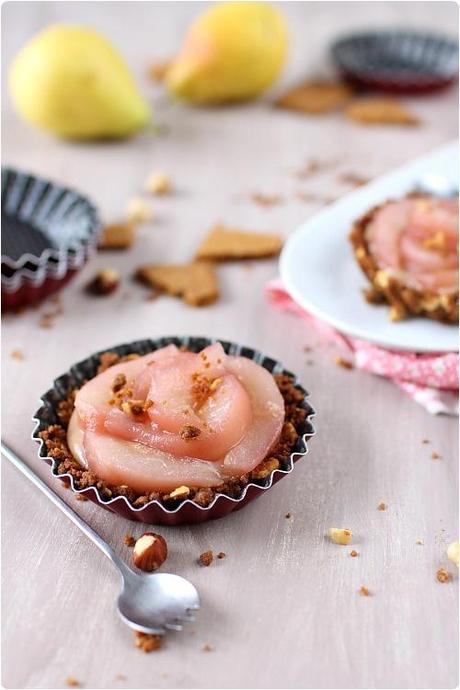 Tartelettes spéculoos, noisettes et poires pochées