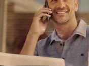 Ivre, tient iPhone l’envers publicité