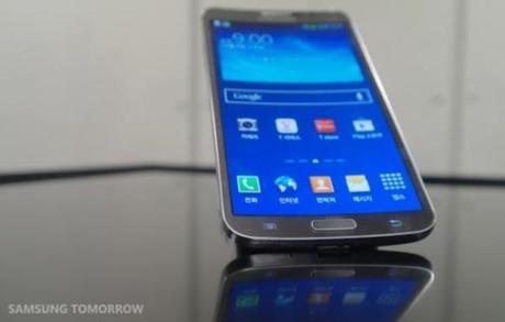 Samsung lance le premier smartphone doté d'un écran incurvé...