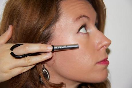 Comment appliquer un eyeliner avec le Précis Eyeliner Sixties d 'Agnès b (vidéo)