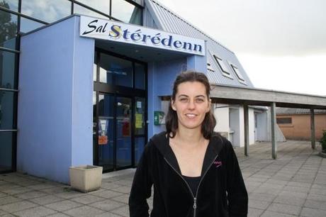 Katell Chantreau, permanente du réseau devant la salle Steredenn de Lanmeur qui va accueillir les 30 ans de l'UBAPAR le 19 octobre 2013.