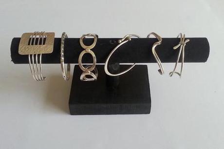 bracelets sur leur présentoir en bois et feutrine