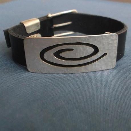 bracelet homme avec motif spirale en argent et cuir naturel