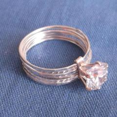 bague avec cristal serti de 6 griffes