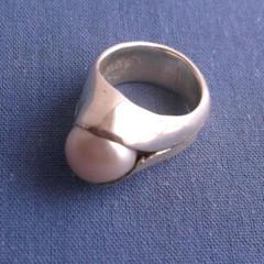 bague avec perle sertie rail