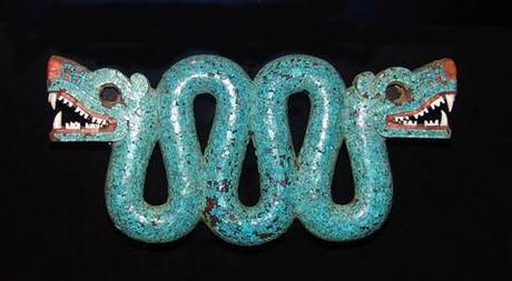 représentation serpent divin aztèque incrusté de turquoises