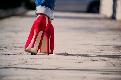 Quand on ne sait pas marcher avec, on arrête les talons de 12 !!