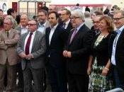 Fête rose socialistes invités relever tête poing.