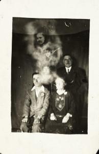 Une photographie de famille, avec 2 esprits présents, photographie de William Hope, vers 1920