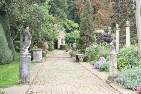 An Italian garden in the British countrysideIford Manor – The Peto garden