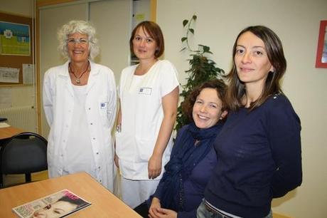 Hélène Messager, Aline Thomas et Solène Le Boulanger, infirmières de l'espace cancer et médecine 3 accompagnées de Marielle Le Tallec, assistante sociale.