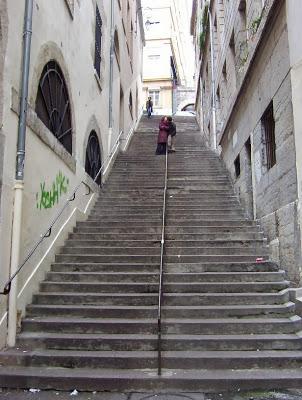 LE RÉEL NOUS ÉCHAPPE, NOUS DÉPASSE ET SE RAPPELLE À NOUS BRUTALEMENT