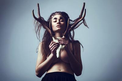 photographie elizaveta porodina femme shaman chaman tete de cerf