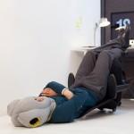 GADGET: L’Ostrich Pillow pour vos voyages.