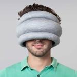 GADGET: L’Ostrich Pillow pour vos voyages.