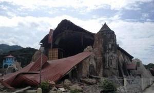 Une-eglise-detruite-par-un-seisme-a-Loboc-le-15-octobre-2013-aux-Philippines_univers-grande