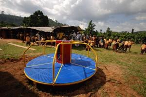Une ONG américaine veut apporter l'électricité dans les villages excentrés d'Afrique en récupérant l'énergie dégagée par les enfants qui jouent.