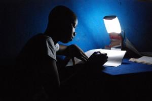 L'électricité dans les villages excentrés permet d'améliorer la scolarisation.