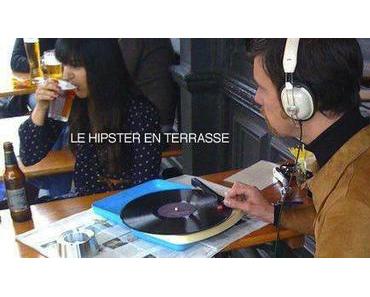 L’étudiant hipster prend ses notes en amphi avec une machine à écrire