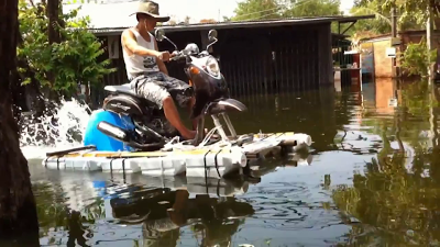 Inondations Thaïlande: Yamaha Fino amphibie [HD]
