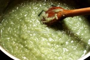 Porridge sucré de riz gluant au taro et lait de coco (Chè khoai môn)