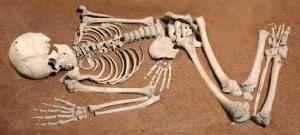 Un squelette sur le canapé!