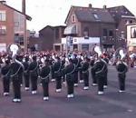 vidéo joueur tuba fanfare croche-pied faceplant