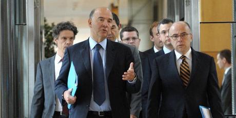 Les ministres de l’Économie, Pierre Moscovici, et du Budget, Bernard Cazeneuve.