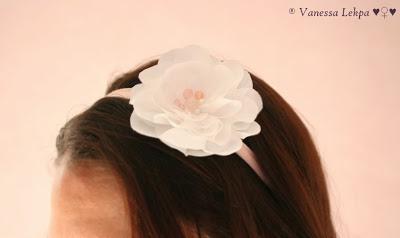 accessoire de mariée de créateur francais haute couture fait main en france fleurs de soie taffetas blanc perles précieuses romantique féminin poétique