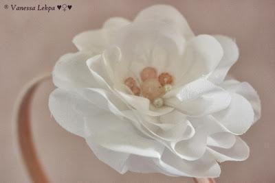serre tête peigne chignon mariée mariage fleurs fait main en france créateur bijoux pièce unique fleurs de soie artisanant haute couture