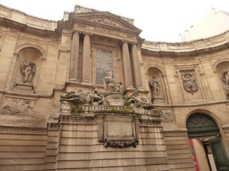 fontaine grelle près du musée MAillol