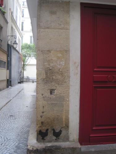 une poule sur un mur.JPG