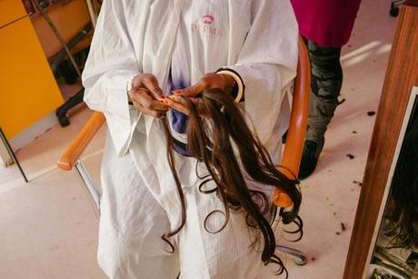  Thérèse, originaire du Bénin, tient dans ses mains les extensions, des cheveux qu'elle distribue à Missoule. 