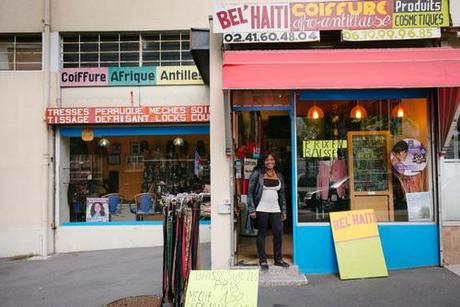  Missoule Fleurantin à l'entrée du salon de coiffure Bel Haïti dans le quartier du Grand-Pigeon à Angers. 