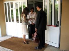 Témoins de Jéhovah prêchant en porte à porte (Crédits Steelman Creative Commons)