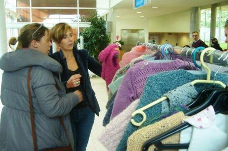 Les citoyennes tricoteuses de Lomme à la médiathèque l'Odyssée