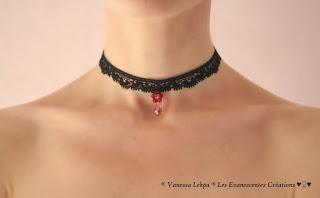 collier sexy lingerie dentelle noire calais cristal rouge femme mannequin erotique cou vampires