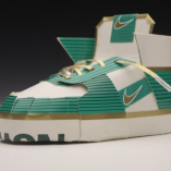Des nikes en paquets de cigarettes