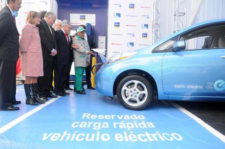 En avril 2011, le président Sebastián Piñera inaugurait la première station de recharge de véhicules électriques à Santiago-du-Chili (photo Gobierno de Chile)
