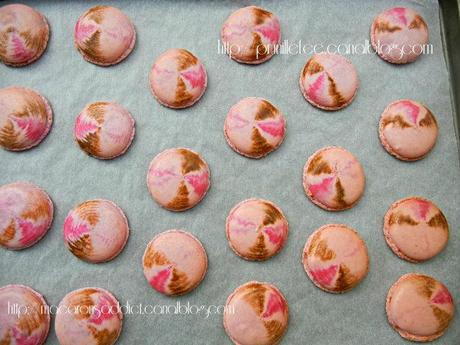 Macarons fantaisies chocolat noir / framboise macaronsaddict canalblog prunillefee canalblog
