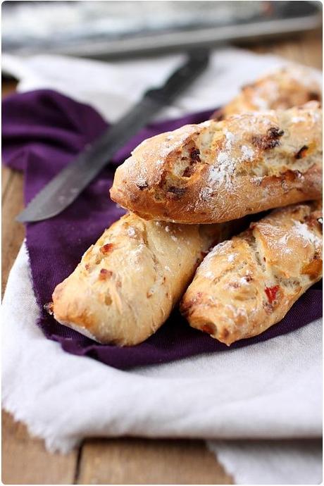 Baguettes aux poivrons et à la poitrine fumée