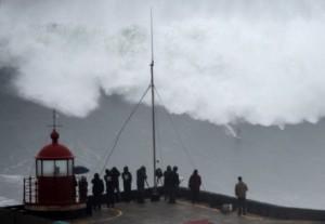 Le Brésilien Carlos Burle aurait battu ce lundi le record de la plus grande vague jamais surfée