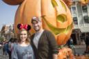 Alyssa Milano : Passage à Disneyland avec son mari pour préparer Halloween