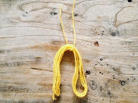 The World is a Kit, Make it! #4 :: Tutorials! Réalisez un pompon avec le reste et accrochez le tout à votre nouvelle trousse!