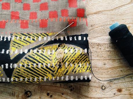 The World is a Kit, Make it! #4 :: Tutorials! Coudre le petit bijoux sur la face avant droite ...